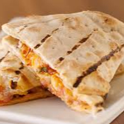 TORTILHA DE TRIGO 30 CM - RECHEADA COM QUEIJO MUSSARELA E QUEIJO CHEDDAR. ACOMPANHA 1 MOLHO À SUA ESCOLHA.