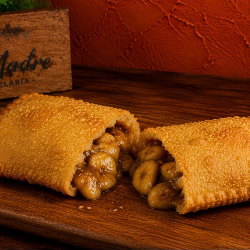 Nosso Pastel de Banana com Canela é recheado com bananas, polvilhadas com canela. Adicionando um toque especial de açúcar e uma camada de queijo mussarela, criando uma combinação irresistível de sabores.