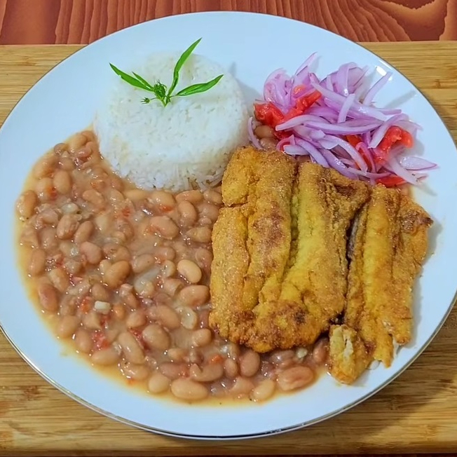 Pescado Frito con Frejoles