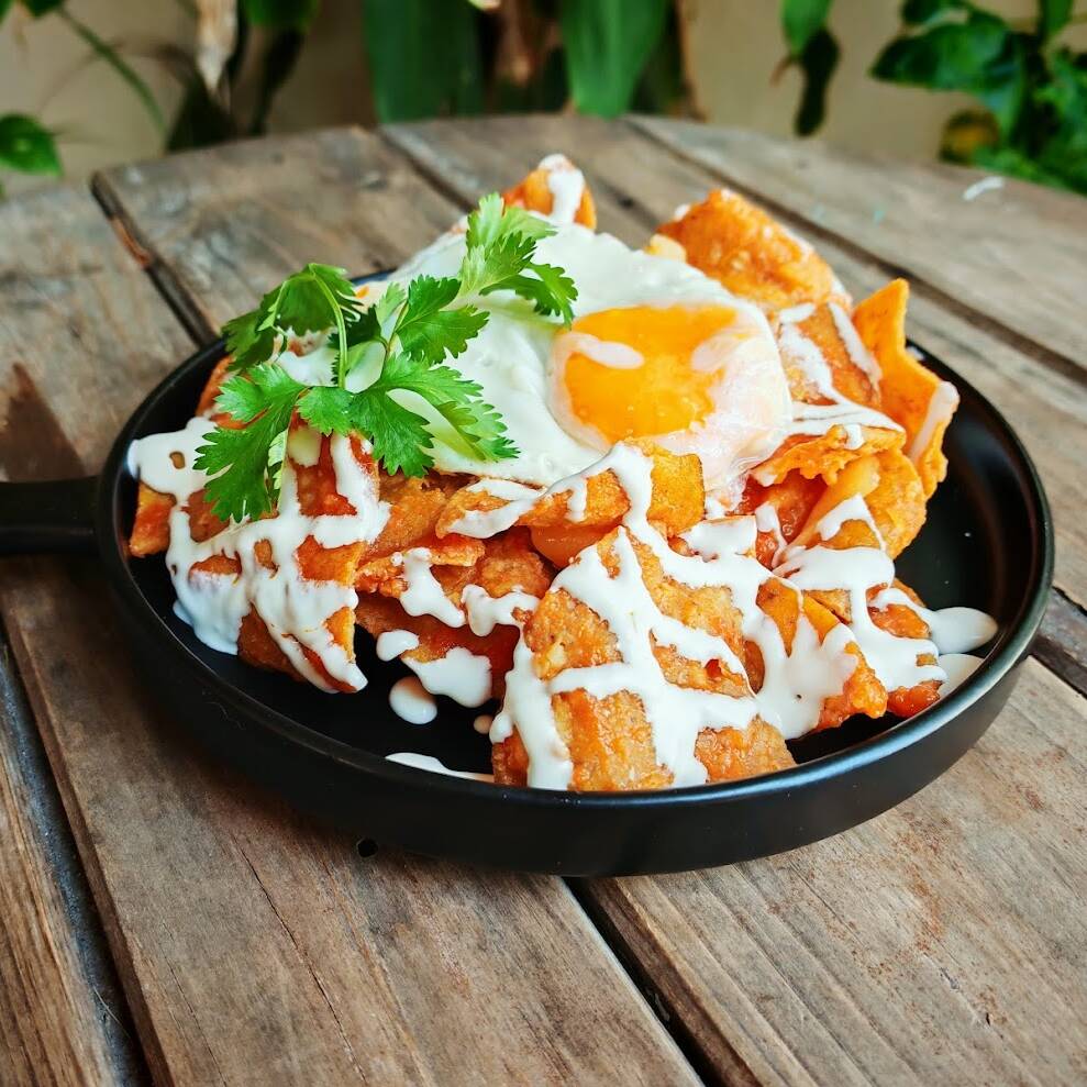 Chilaquiles rojos con huevo y queso