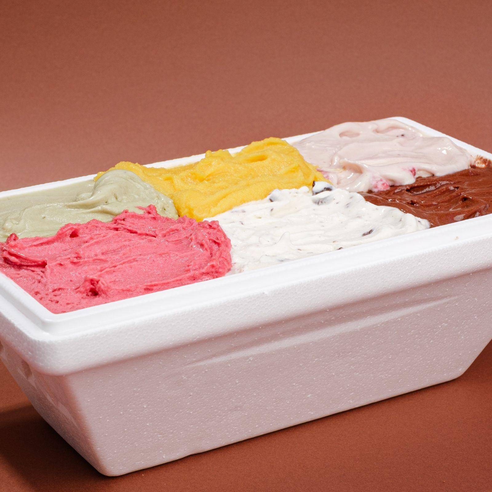 Viva a experiência de nossa sorveteria na sua casa, escolha até 05 sabores da nossa linha premium. De cortesia pra você enviamos 05 casquinhas de biscoito crocante, pra deixar sua experiência completa. <3