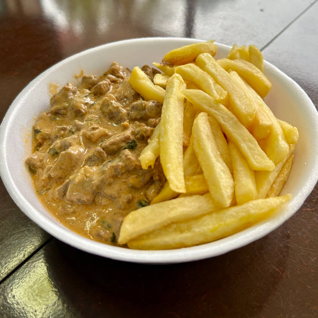 Um delicioso Strogonoff de Carne acompanhado de arroz e feitas
