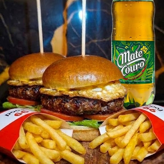 Pão brioche levemente selado na manteiga, blend artesanal (120g) temperado e grelhado, ovo, nosso exclusivo chutney de abacaxi, molho barbecue, maionese especial da casa, alface americana e tomate fresco.