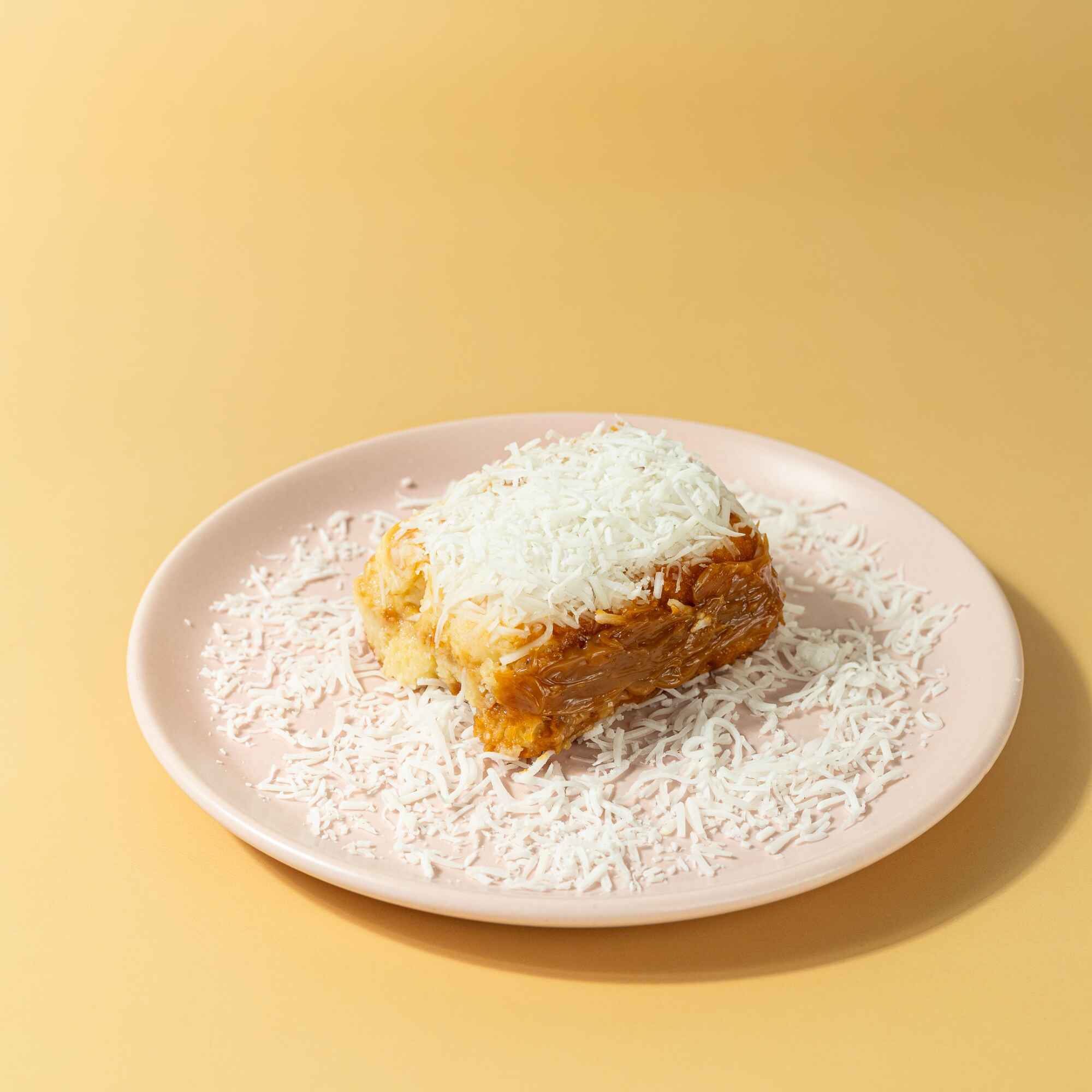 Bolo gelado de doce de leite, uma camada de doce de leite, coberto com coco e de massa fofinha.
Imagem meramente ilustrativa.
Alérgicos: contém ovos e Leite, derivados de leite de vaca, trigo e soja. Pode conter nozes, amendoim, castanha de caju, pistache, avelã e amêndoas. Contém glúten e lactose.