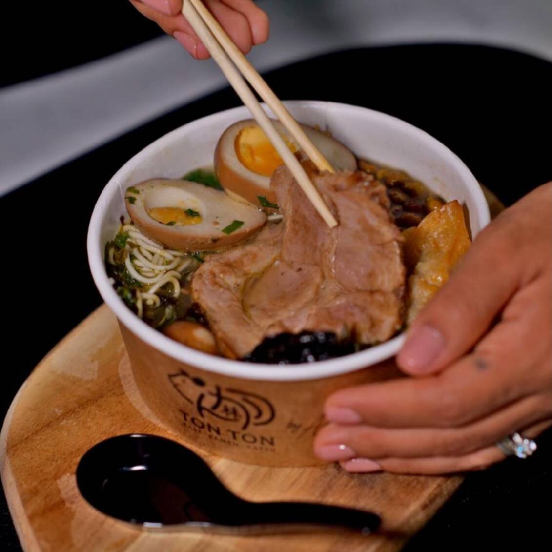 Lamen a base de caldo de porco, frango e vegetais, cozido lentamente por 12h, acompanhado de ovos marinado, cebolinho, cebola adocicada ralada, feijão verde ao estilo japonês, gyoza e beni shoga, temperado Levemente apimentado com base de Tonkotsu e Karê! Servido com carne suína marinada chapeada.