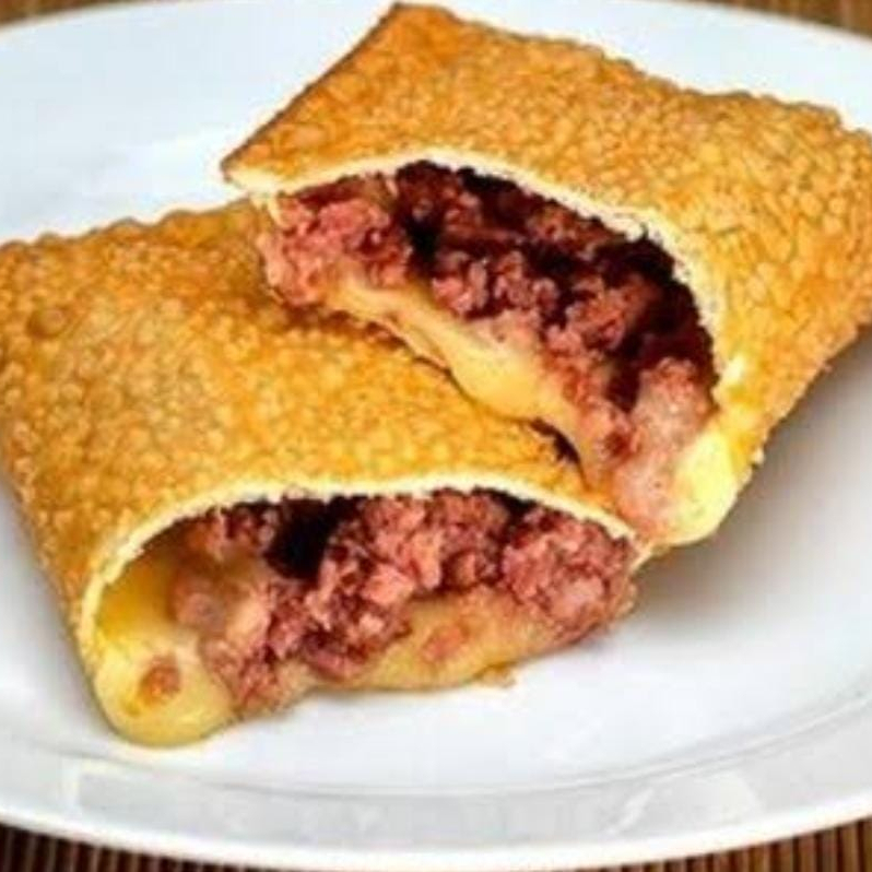 Pastel crocante recheado com carne seca desfiada, bem temperada, e catupiry cremoso! 😋 Massa dourada e leve, com um recheio suculento e cremoso que derrete na boca — combinação perfeita!
