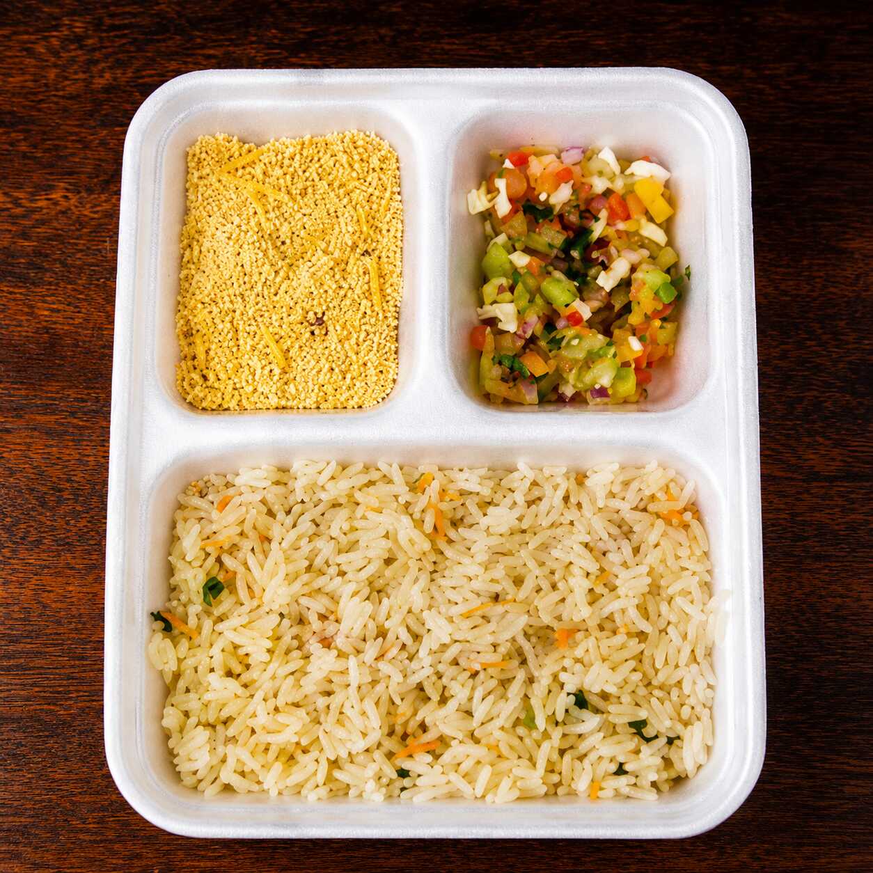 O trio perfeito para transformar seu espetinho em uma refeição completa! Arroz branquinho e soltinho, uma porção extra da nossa famosa Farofa Especial e um Vinagrete fresco e bem temperado feito no dia. Tudo embalado com o máximo cuidado.