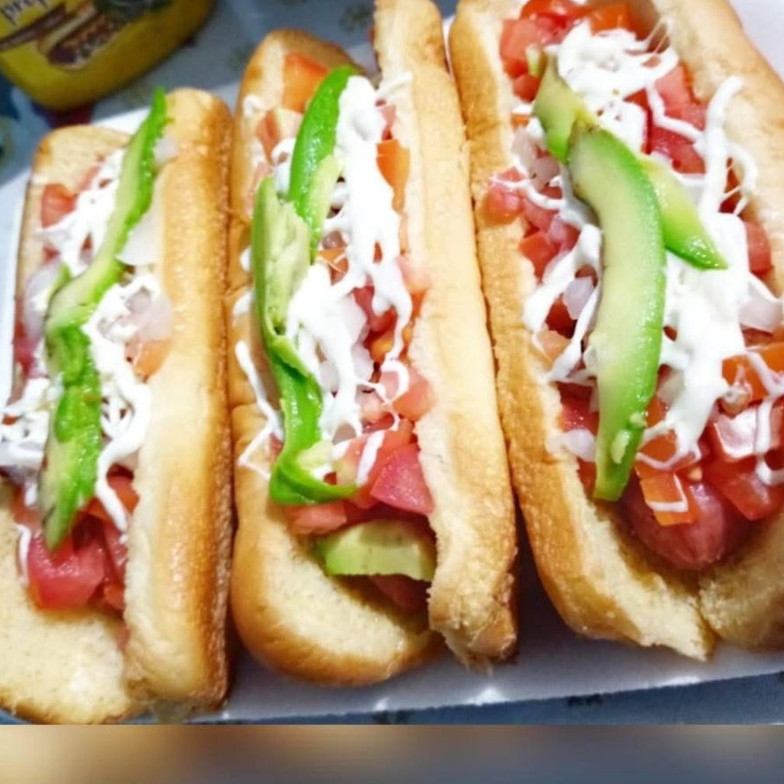 3 HOT DOGS
