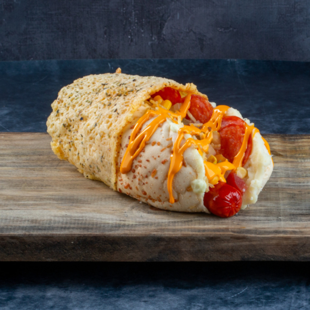 1 salsicha hot dog (ou troque sua salsicha), cheddar ou requeijão, milho, vinagrete, batata palha, maionese, purê, orégano, curry, pepperoni, marinara mexicana (picante) e coberto por uma deliciosa crosta de parmesão.