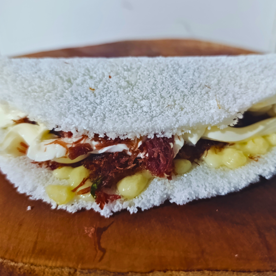 Recheada com carne seca desfiada, queijo coalho e requeijão cremoso. Uma combinação Irresistível de sabores tradicionais com toque cremoso que derrete na boca a cada mordida.