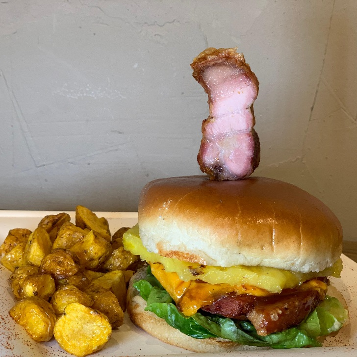 Hamburguesa de chicharrón con papas