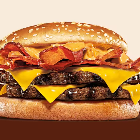 Um hambúrguer com duas carnes bovinas grelhadas de 113g, pão com gergelim, queijo derretido, fatias de bacon crocante e o exclusivo molho bk stacker.