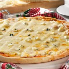 Massa especial, saboroso molho de tomate, queijo mussarela, queijo provolone, queijo parmesão e queijo prato que juntos formam uma experiência inesquecível! Aproveite!