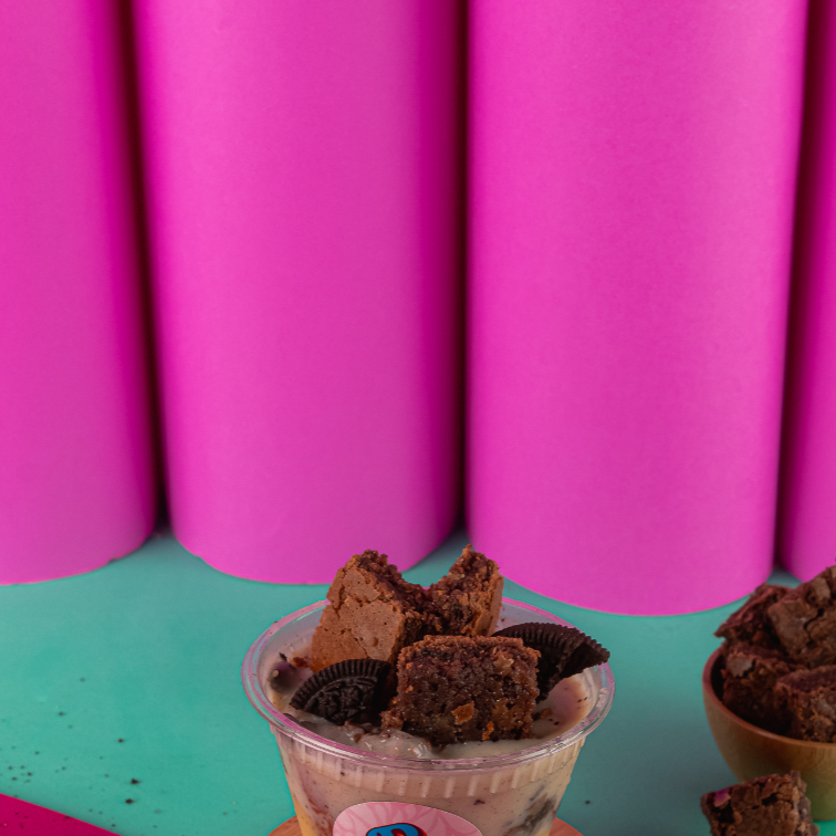 Nosso famoso brownie no pote agora com o mais novo creme de laka Oreo e com mini Oreo.
