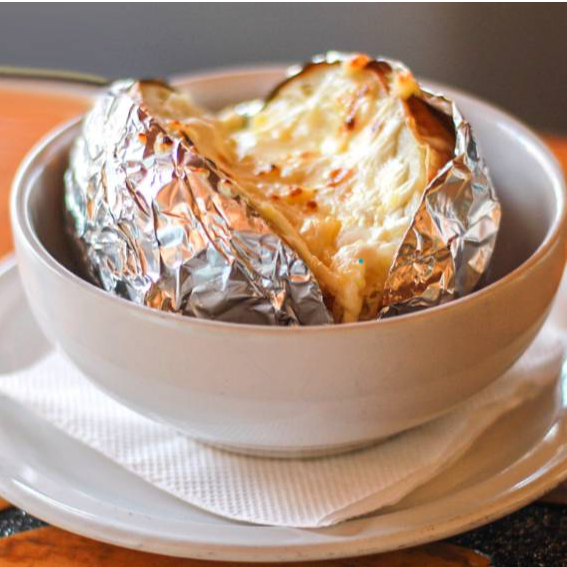 PAPA CON CHORIZO Y QUESO GRATINADO