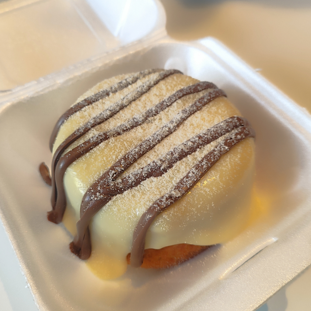 Mini Bolo Vulcão – Uma explosão de sabor em cada mordida! Pequeno no tamanho, gigante no sabor! Nosso mini bolo vulcão é feito com massa fofinha e recheio cremoso que transborda como uma verdadeira erupção de sabor. Ideal para quem quer um doce irresistível na medida certa. Perfeito para presentear ou se deliciar sozinho!