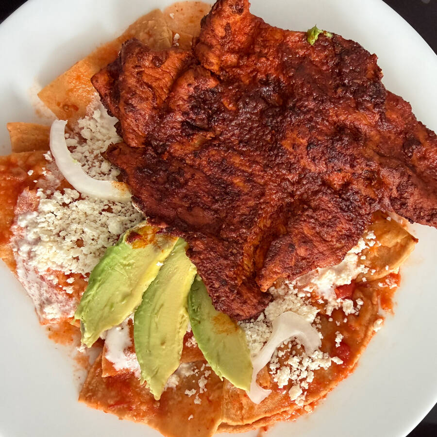 Chilaquiles Rojos con Carne Enchilada