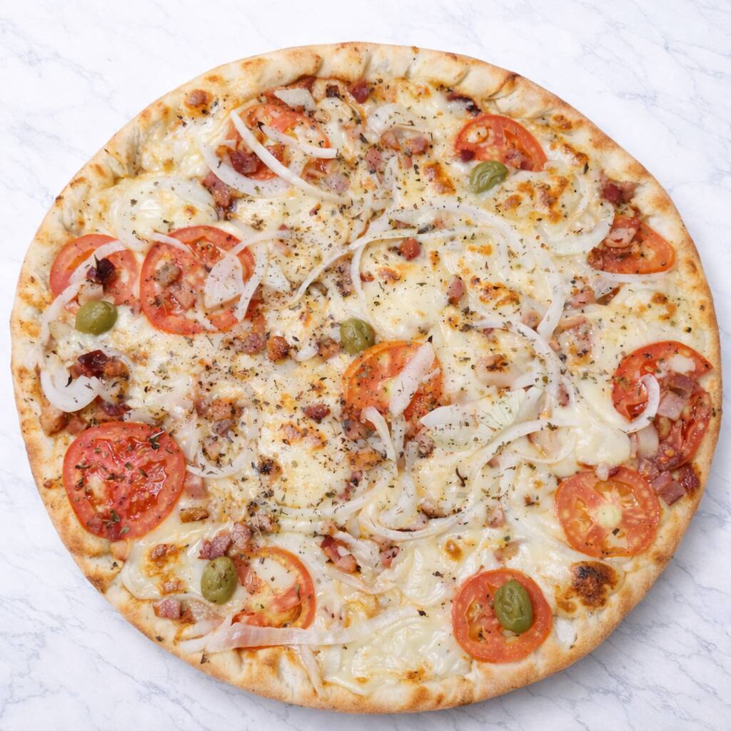 Molho de tomate, queijo mussarela, bacon, tomate, cebola, orégano e azeitonas.