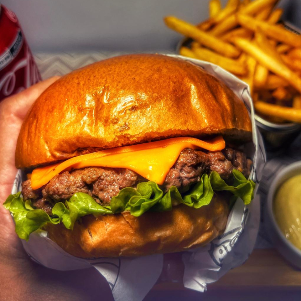 Pão Brioche Seladinho, Blend Artesanal 120g, Molho Da Casa, Queijo Derretido, Picles, Salada.