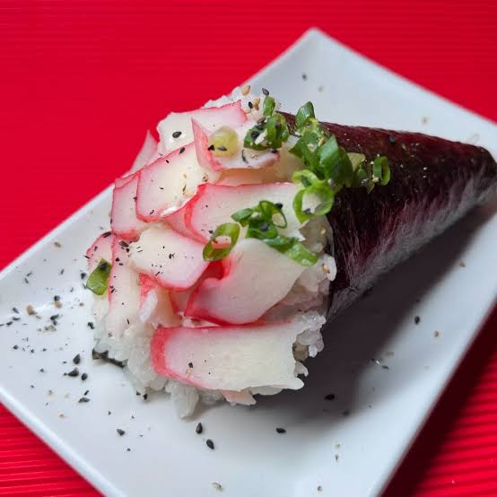 Cone de arroz com kani e cream cheese.