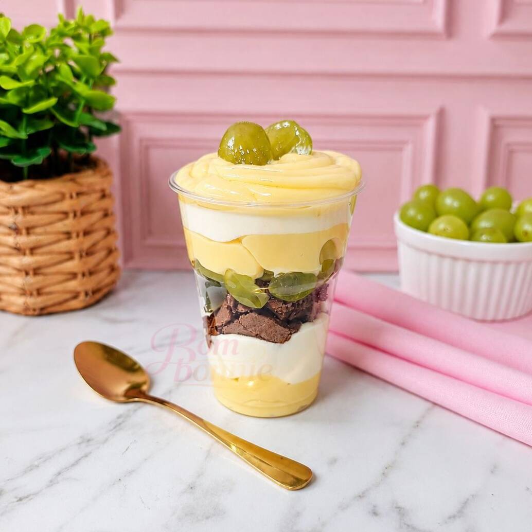 Tenha a felicidade na palma da mão com nosso irresistível Copo da Felicidade Maravilha de Ninho com Uva! Em um copo de aproximadamente 250g, você vai se encantar com a combinação perfeita de mousse de Ninho, brigadeiro branco, uvas frescas e brownie. Experimente essa delícia e sinta o sabor da felicidade! . Serve até 1 pessoa. Peso aprox.: 250g