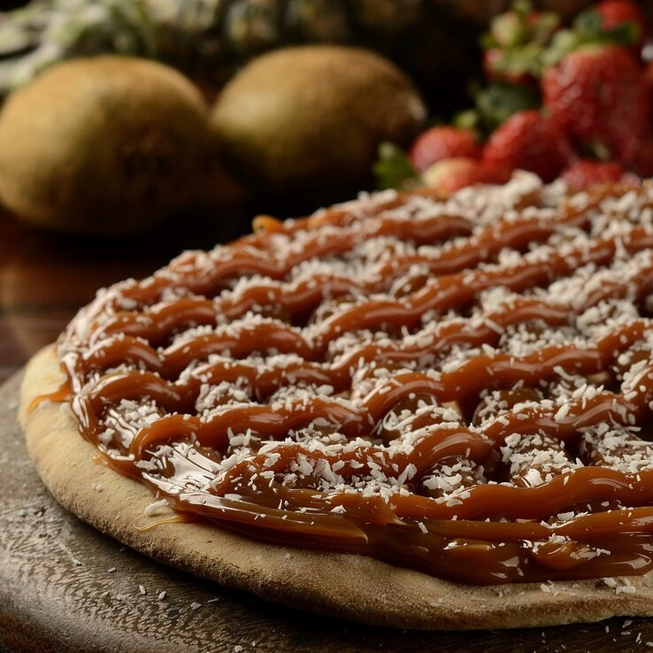 Pizza de banana com doce de leite.