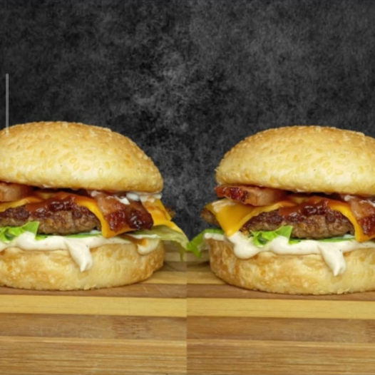 O combo com dois smash burguer com pão gergelin , hamburguer de 100g cada , bacon crocante, delicioso queijo cheddar derretido, alface americana e molho especpial d casa
