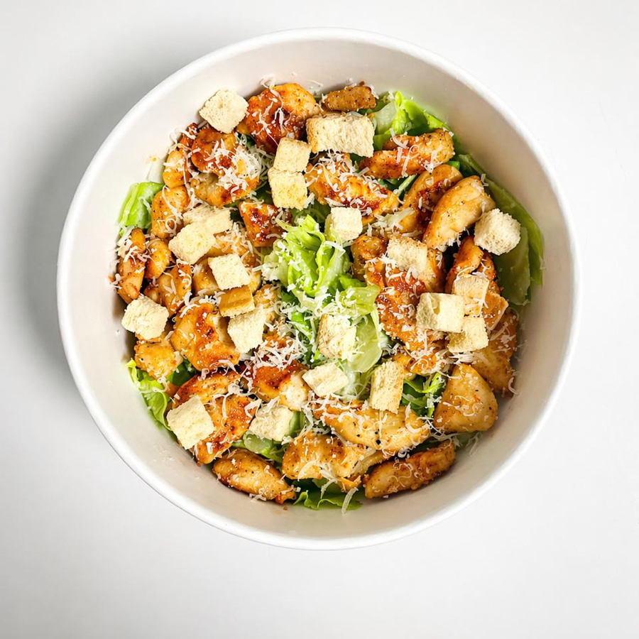 Uma combinação leve e saborosa de alface americana, croutons e lascas de parmesão, finalizada com frango grelhado e um molho caesar.