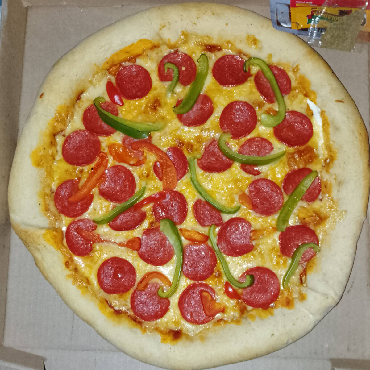 Pizza Pepperoni y Pimiento con Orilla de Manchego