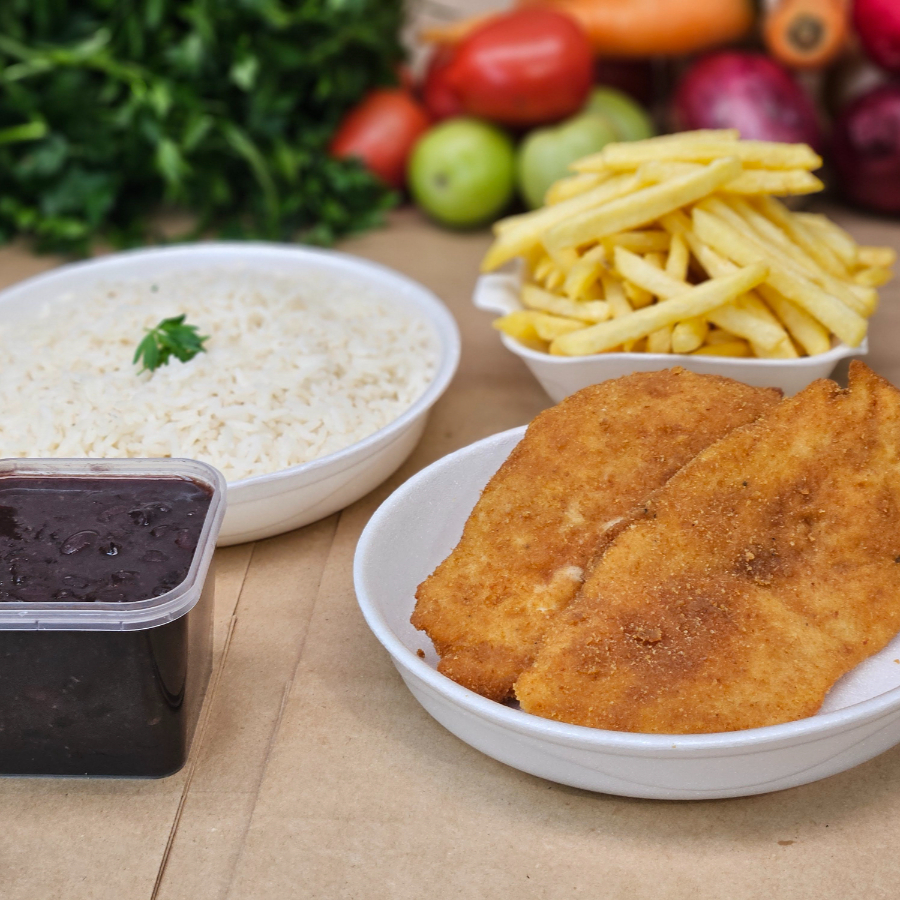 Sabe aquela comida caseira, preparada com temperos naturais e muito capricho? É exatamente isso que oferecemos em nossos kits: refeições feitas com amor, do jeito que servimos em nossas próprias casas. Nesse kit, você receberá o seu pedido da seguinte maneira: - Arroz temperado com cebola e alho (350 g) – Marmita P - Feijão do Dia (250 ml) – Potinho lacrado - Batata frita crocante (120 g) – Marmitinha H3 - Filé de frango empanado e frito (160 g) – Marmita M Serve 1 a 2 pessoas