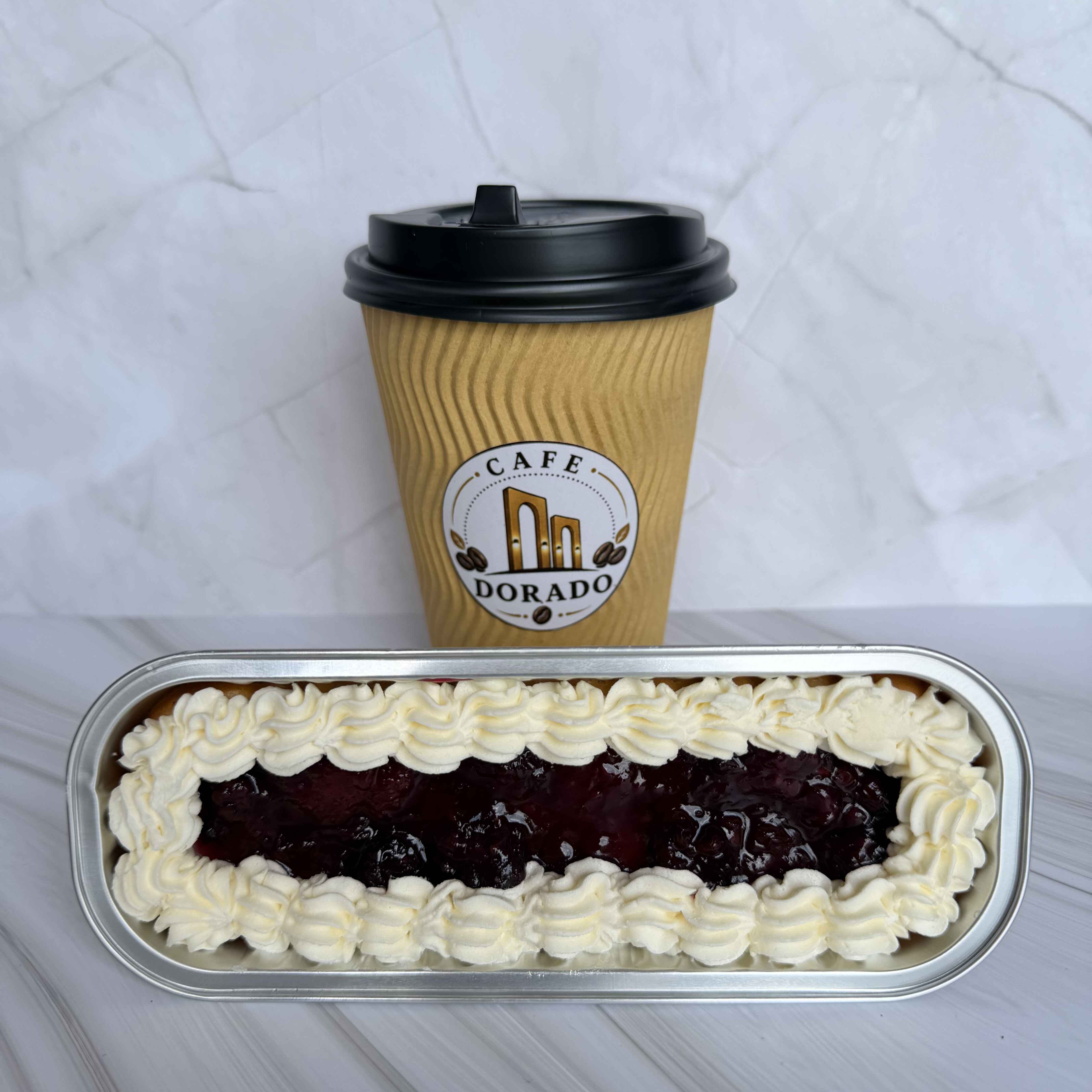 1 AMERICANO 12 Oz Y 1 CHEESECAKE MERMELADA FRUTOS
