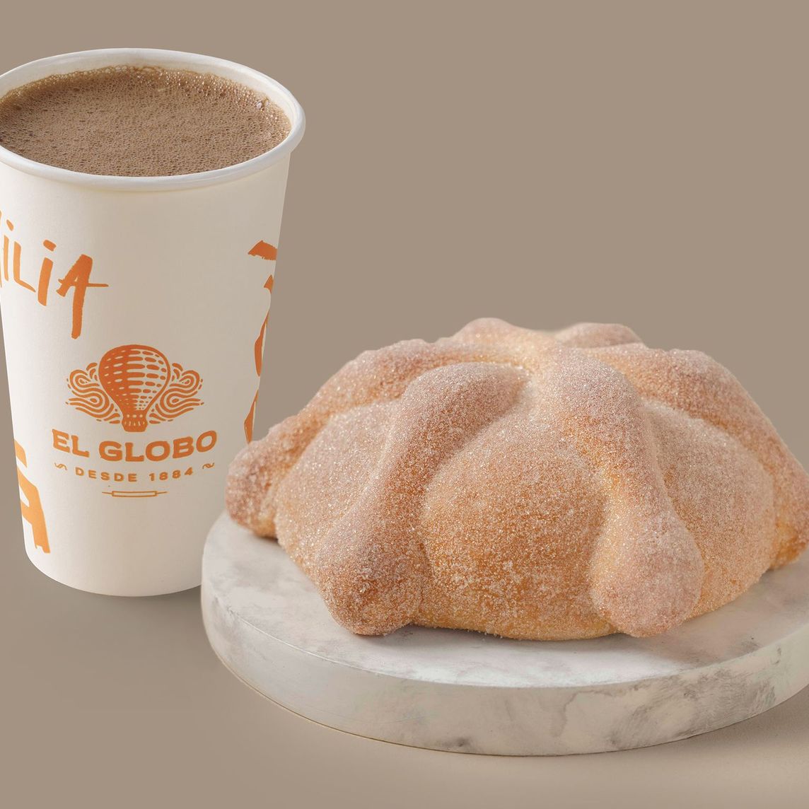 Pan de Muerto Naranja + Chocolate Caliente 16 oz