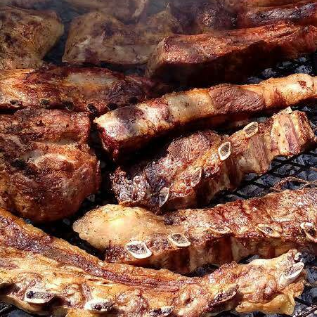 MEDIO DE COSTILLITAS BBQ Y CHORIZO