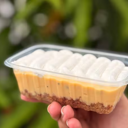 Base crocante de biscoito amanteigado, recheio super cremoso da fruta de maracujá com aquele equilíbrio perfeito entre doce e azedinho, finalizada com uma camada generosa de chantilly leve e aerado. Uma sobremesa refrescante, suave e irresistível a cada colherada. 250ml