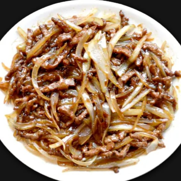 carne bovina desfiada, cebola desfiada, temperado com molho shoyo.