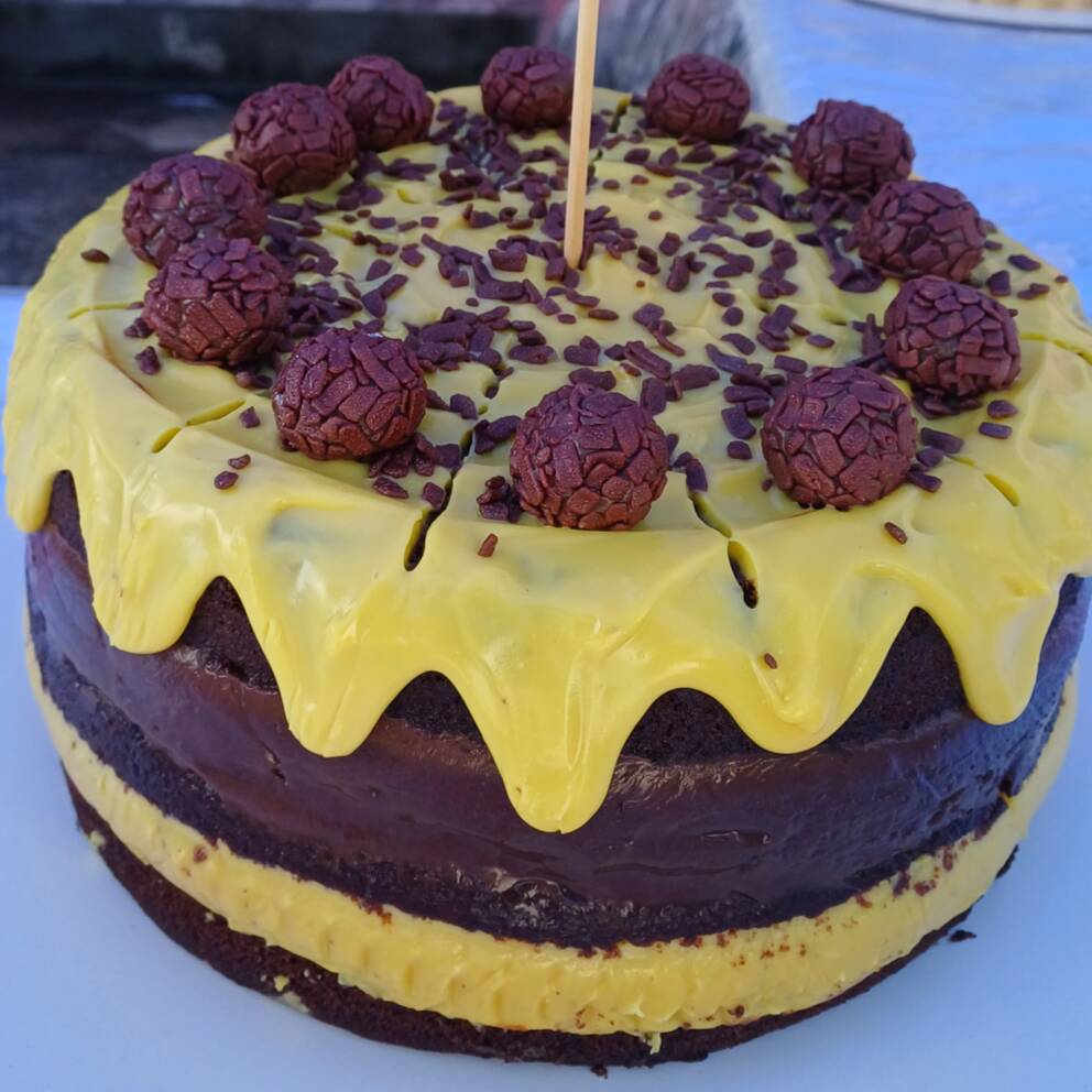 Fatia linda finalizada com caldinha de chocolate