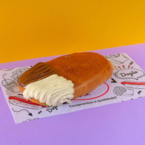 Pao De Dog Tradicional, Recheado Com Creme De Avelã, Chocolate Branco, Leite Condensado, com borda de Choco branco e preto