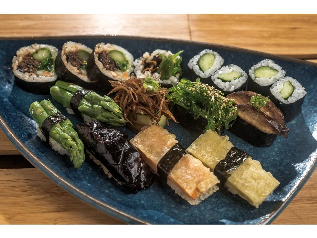 4 kappamaki, 8 niguiris de legumes, 4 futomakis vegetarianos. Não realizamos troca de peças.