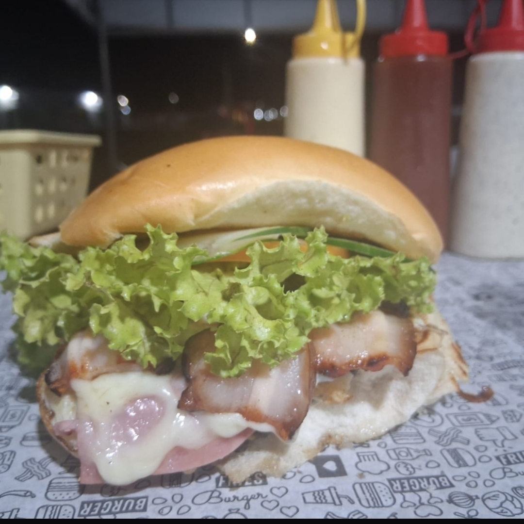 Pão , carne smash 80g, ovo, queio, presunto,bacon, Alface, cebola roxa , tomate