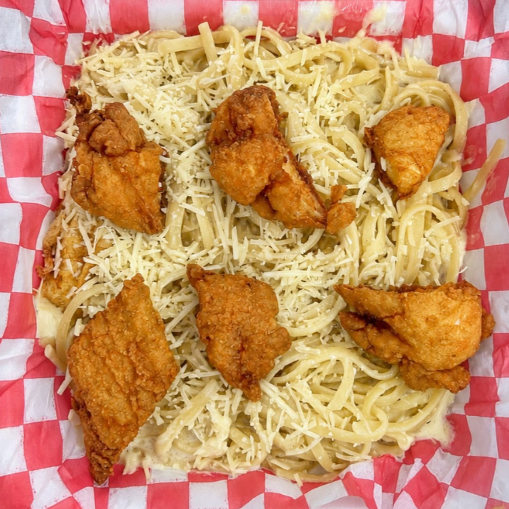 Alfredo con pollo empanizado