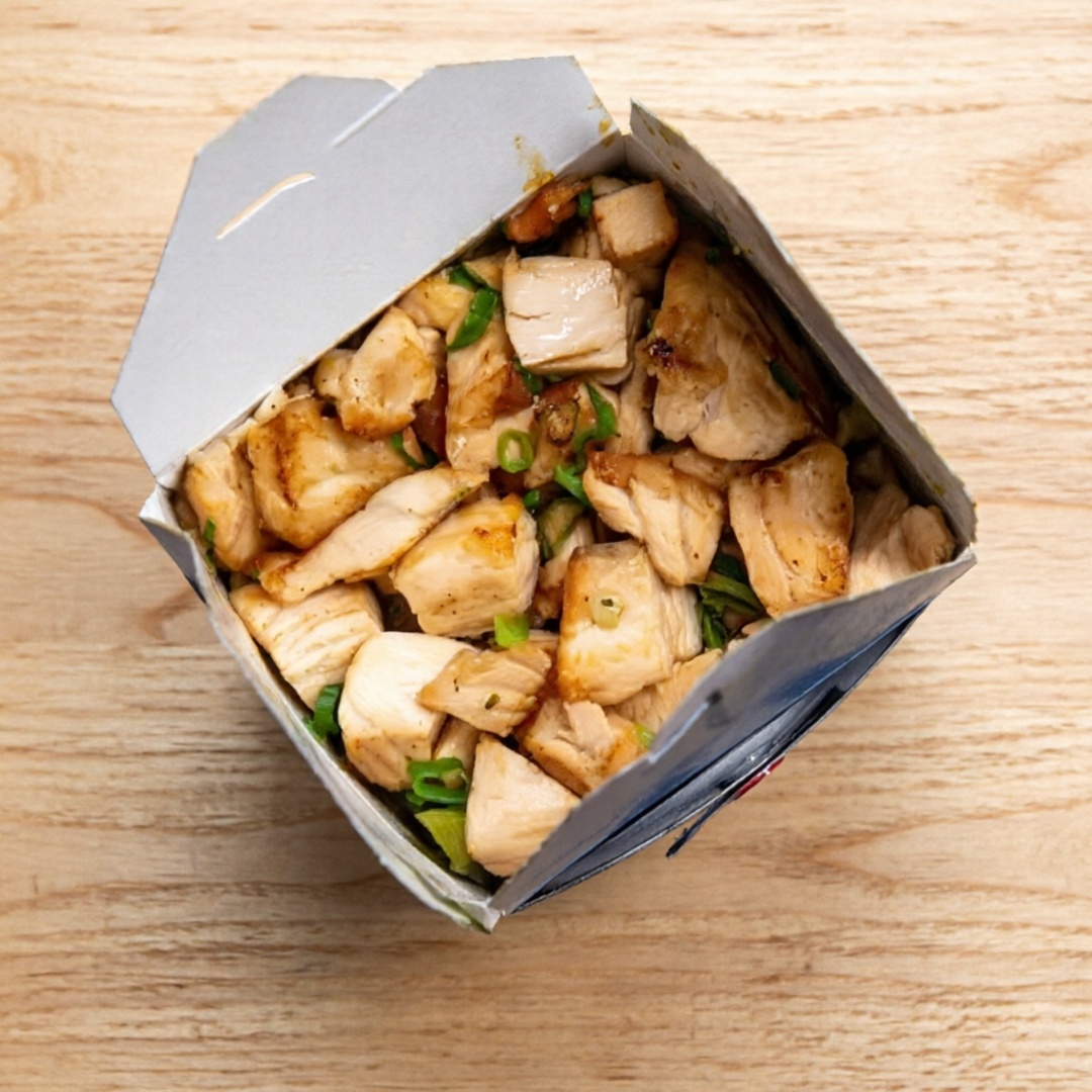 100g de frango, cenoura, abobrinha, ovo, cebolinha , arroz gohan na manteiga