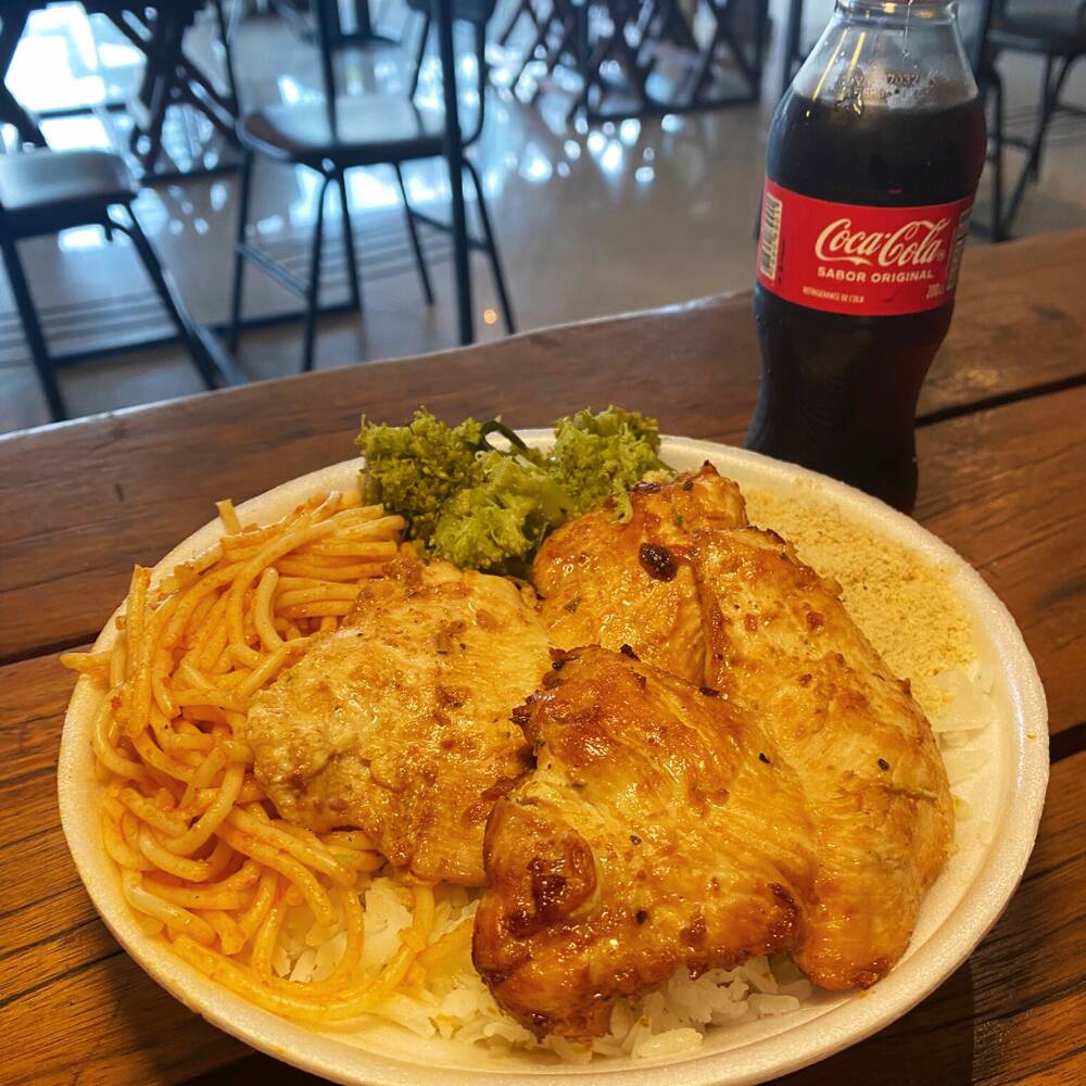 Pequena? Só no nome! Essa marmita é caprichada e vem tão bem servida que nem fecha a tampa! Comida caseira, feita com ingredientes selecionados e aquele tempero especial que faz toda a diferença. Aproveite uma refeição completa, saborosa e que realmente mata a fome!”