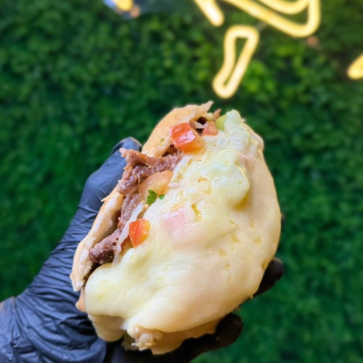 Pão francês, carne bovina, salada da casa, muito queijo