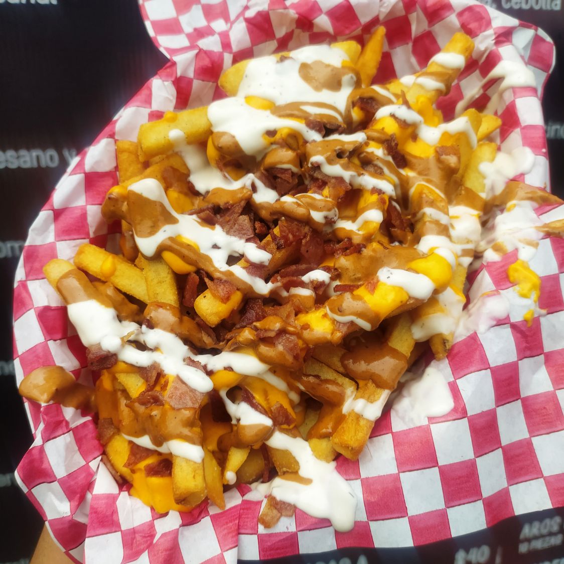papas a la francesa con queso y tocino