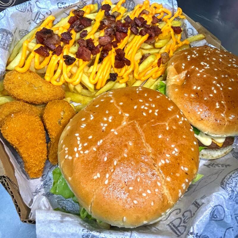 Caixa de Hamburguer com 2 Duplo Cheddar + Batata com Calabresa, Bacon e Queijo Derretido + Porção de Nuggets