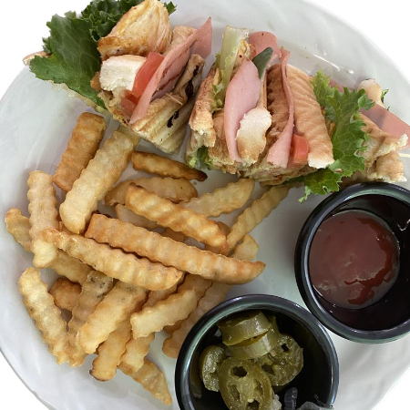 Club Sándwich con Papas a la Francesa .