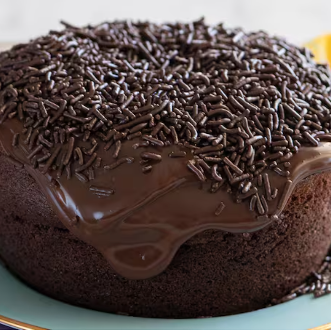 Bolo de chocolate e cobertura com exagero de brigadeiro e granulado, preenche com delicadeza o centro e topo do bolo.
Serve 8 fatias.