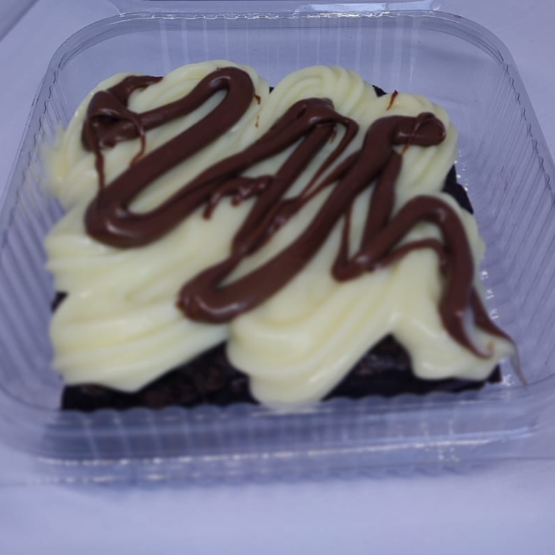 aproximadamente 85g, brownie com cobertura de ninho e creme de avelã