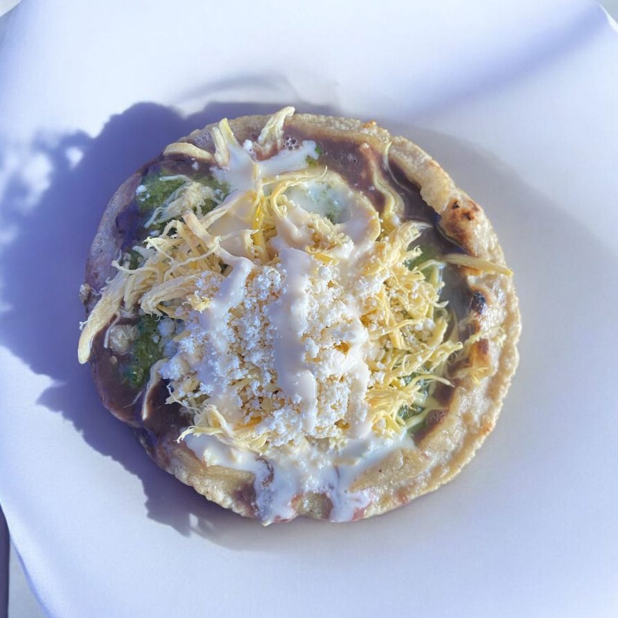 Picadita con Pollo Deshebrado y salsa verde