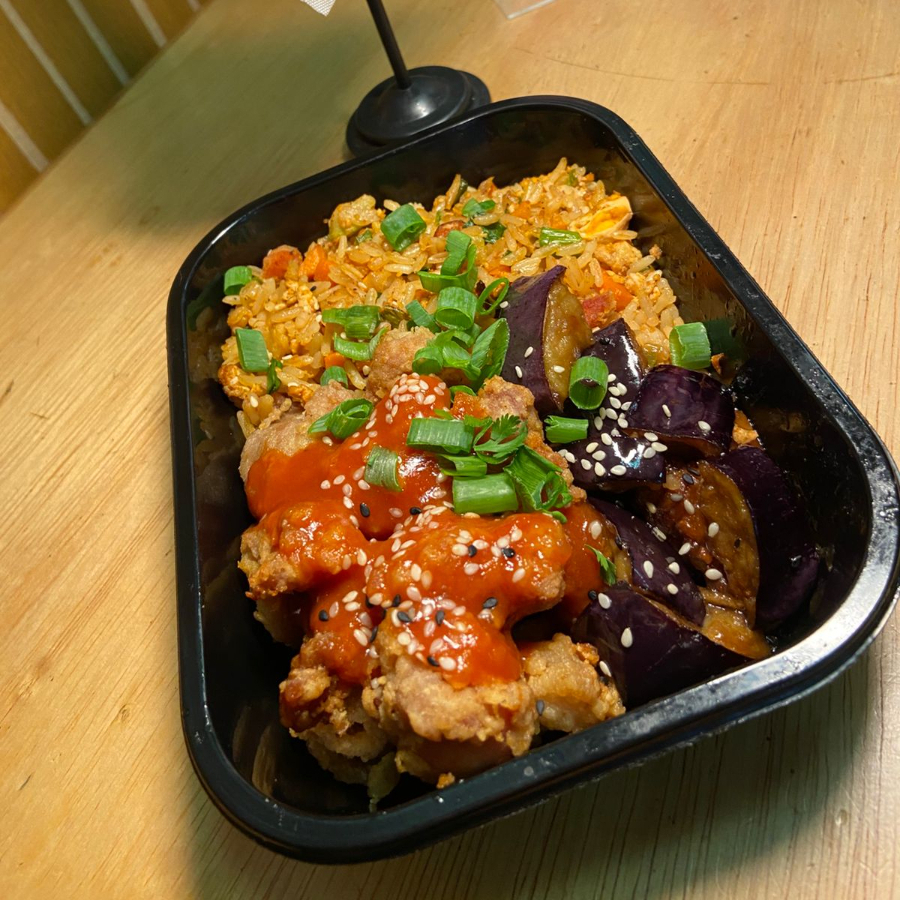 Delicioso Arroz frito com Frango Coreano com pimenta gochujang e beringela oriental agridoce